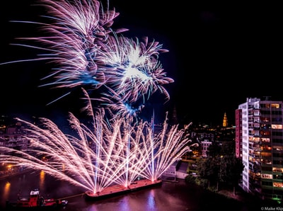 夜间建筑物附近烟花的航空摄影